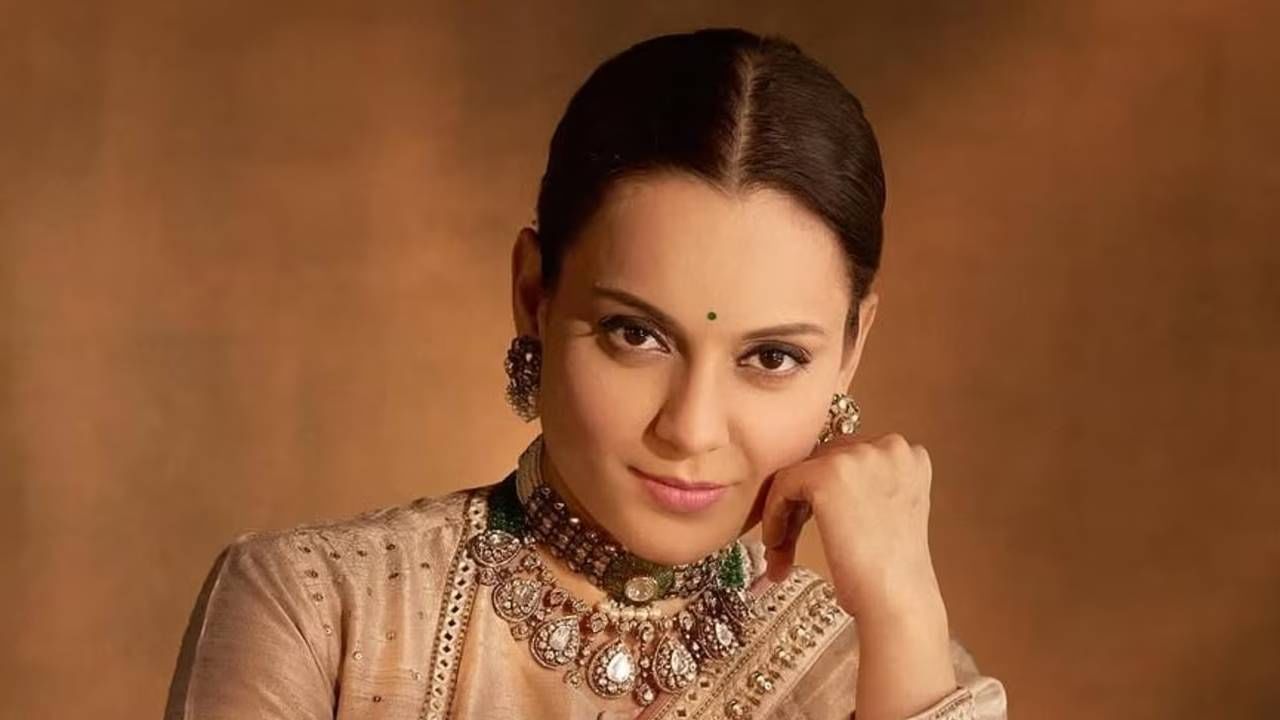 अभिनेत्री कंगना राणौत आणि दीपिका पादुकोण यांच्यातही वाद असल्याचं म्हटलं जातं. कंगनाने अनेकदा दीपिकाला टोमणे मारले आहेत. याच कारणामुळे दोघांमध्ये कधीच चांगली मैत्री झाली नाही, असं समजतंय. 
