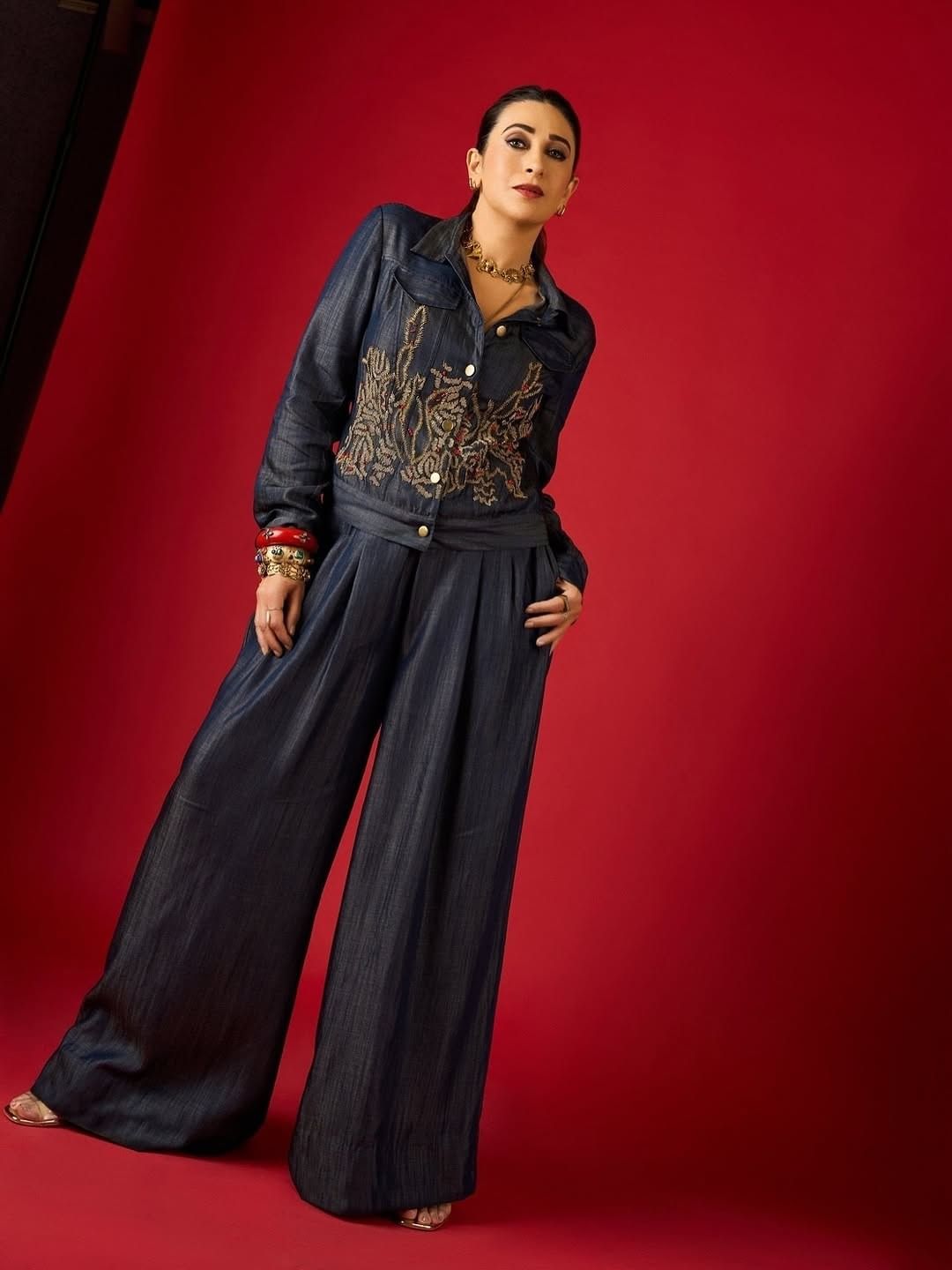 अभिनेत्री करिश्मा कपूर हिचं सौंदर्य वयाच्या 50 व्या वर्षी देखील कमी झालेलं नाही. आजही अभिनेत्री चाहत्यांना फॅशन गोल्स देत असते. आता देखील करिश्माने काही फोटो पोस्ट केले आहे. 