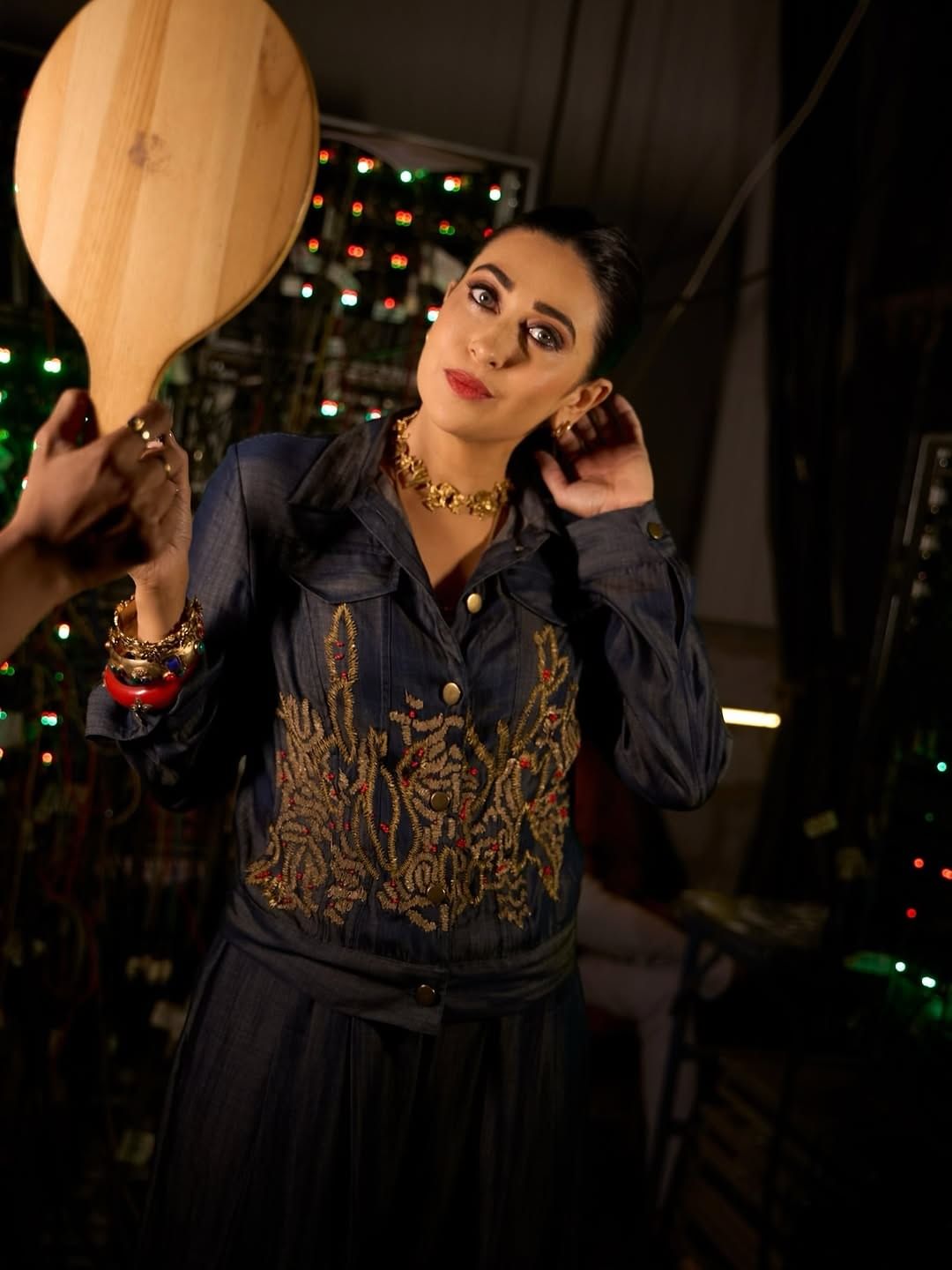 अभिनेत्री करिश्मा कपूर हिला कोणत्याच ओळखीची गरज नाही. 90 च्या दशकात अभिनेत्री करिश्मा कपूर हिने चाहत्यांचं भरभरुन मनोरंजन केलं. आज अभिनेत्री चाहत्यांना फॅशन गोल्स देत असते. 