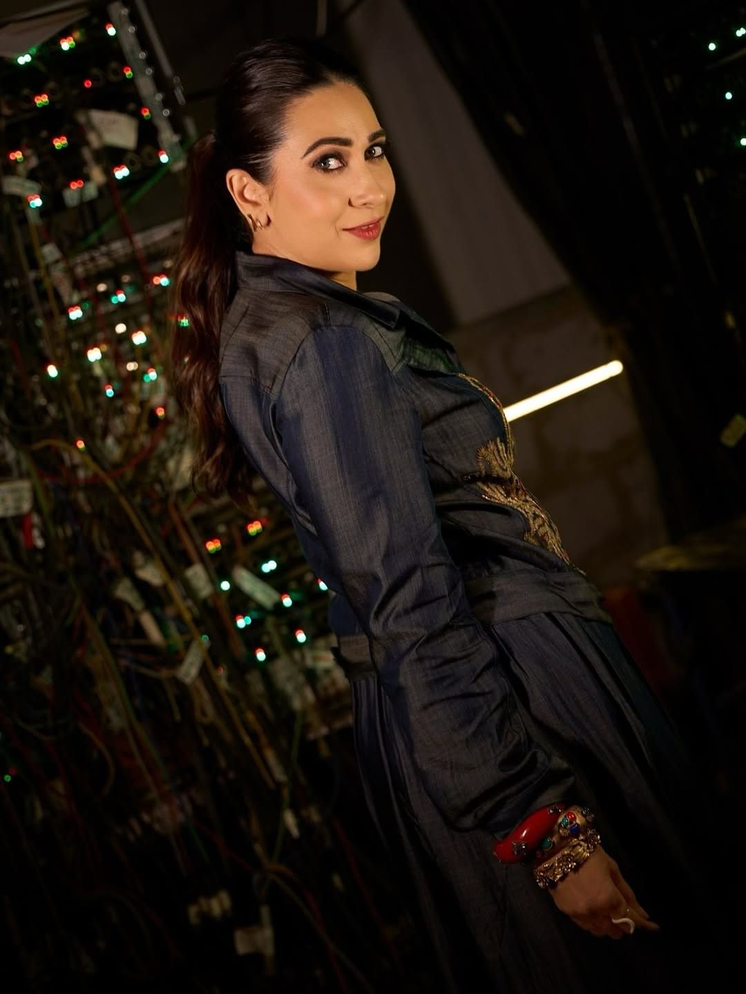 सिंपल लूकमध्ये देखील करिश्मा बोल्ड आणि ग्लॅमरस दिसत आहे. सध्या सर्वत्र अभिनेत्रीच्या फोटोंची चर्चा रंगली आहे. चाहत्यांना देखील अभिनेत्रीचा लूक आवडला आहे.