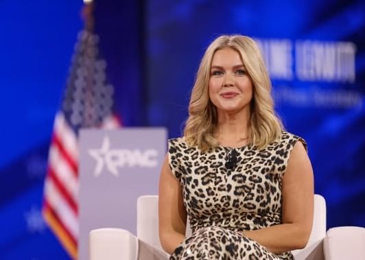 डोनाल्ड ट्रम्प सध्या सगळीकडे चर्चेत आहेत. त्यांनी भारतावर 50 टक्के टॅरिफ लावला आहे. दुसरीकडे त्यांनी एच-1बी व्हिसाच्या नियमात बदल केल्याने त्याचा सर्वाधिक फटका भारतालाच बसला आहे. असे असतानाच आता ट्रम्प यांच्या व्हाईट हाऊसमध्ये काम करणाऱ्या 28 वर्षीय कॅरोलीन लेविट यांची चर्चा होत आहे. 