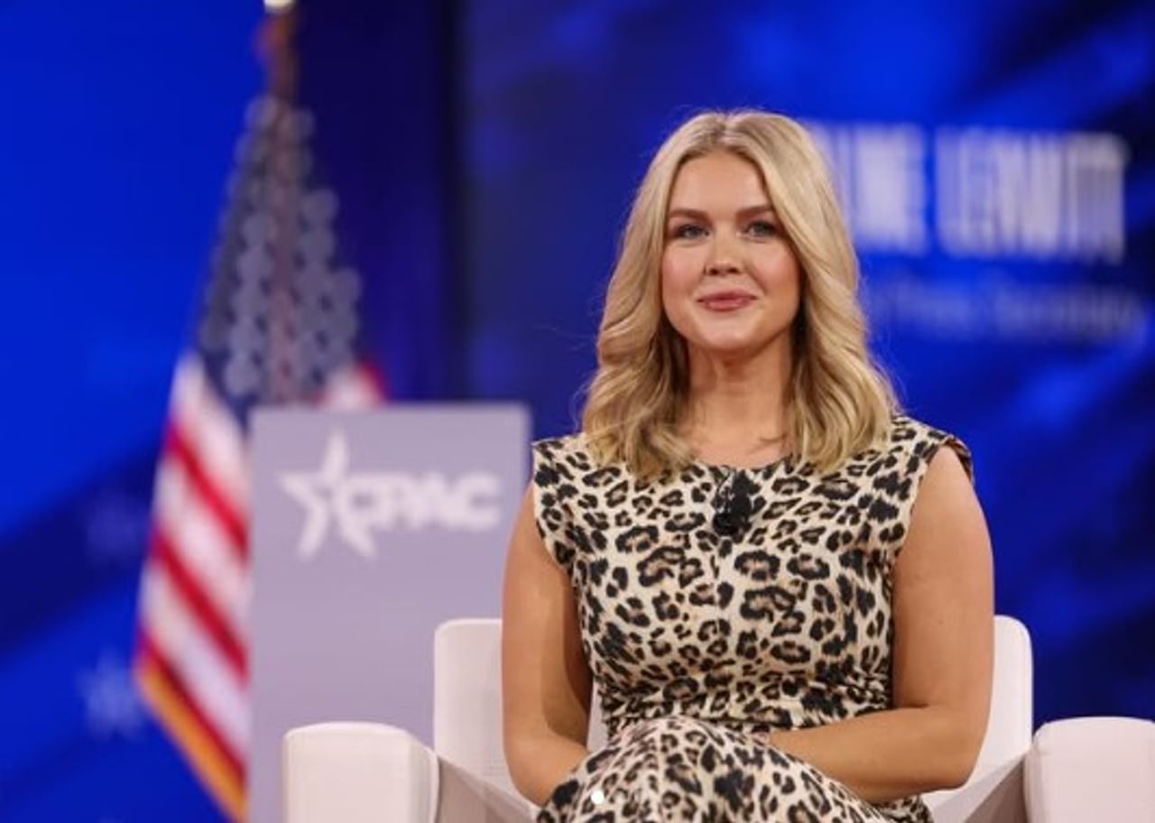 डोनाल्ड ट्रम्प सध्या सगळीकडे चर्चेत आहेत. त्यांनी भारतावर 50 टक्के टॅरिफ लावला आहे. दुसरीकडे त्यांनी एच-1बी व्हिसाच्या नियमात बदल केल्याने त्याचा सर्वाधिक फटका भारतालाच बसला आहे. असे असतानाच आता ट्रम्प यांच्या व्हाईट हाऊसमध्ये काम करणाऱ्या 28 वर्षीय कॅरोलीन लेविट यांची चर्चा होत आहे. 