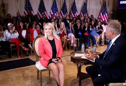 कॅरोलीन लेविट या अवघ्या 28 वर्षांच्या आहेत. मात्र डोनाल्ड ट्रम्प यांच्या व्हाईड हाऊसमध्ये त्यांना अतिशय महत्त्वाची जबाबदारी देण्यात आली आहे. ट्रम्प यांच्या सरकारचे त्या महत्त्वाचे काम करतात. म्हणूनच कॅरोलीन लेविट नेमक्या कोण आहेत? हे विचारले जात आहे. 