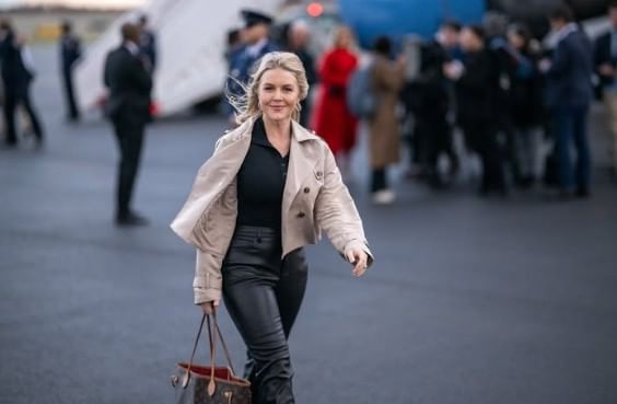 कॅरोलनी यांनी 2023 साली बांधकाम व्यावसायिक निकोलस रिकियो यांच्याशी लग्न केले. रिकियो कॅरोलीन लेविट यांच्यापेक्षा 32 वर्षांपेक्षा मोठे आहेत. त्यांना एक मुलगादेखील आहे.  थेट उत्तरं देण्याची त्यांची शैली यामुळे त्या ट्रम्प यांच्या विश्वासू मानल्या जातात. 