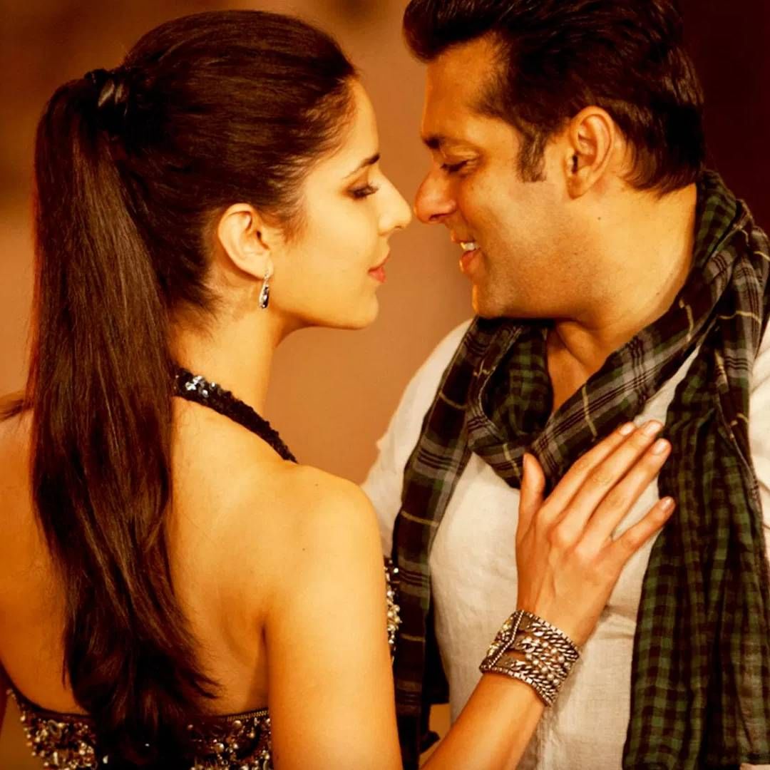 सलमान खानचा 'एक था टायगर' कबीर खानने डायरेक्ट केलेला. सलमानसोबत कटरीनाच्या जोडीला खूप प्रेम मिळालेलं. दोघे चित्रपटात ज्या पद्धतीने दिसलेले, वावरलेले त्याचं खूप कौतुक झालेलं. या चित्रपटानंतर सलमानला प्रत्येक ठिकाणी टायगर म्हणण्यास सुरुवात झालेली. या चित्रपटात सलमानच्या व्यक्तीरेखेच नाव टायगर होतं.   