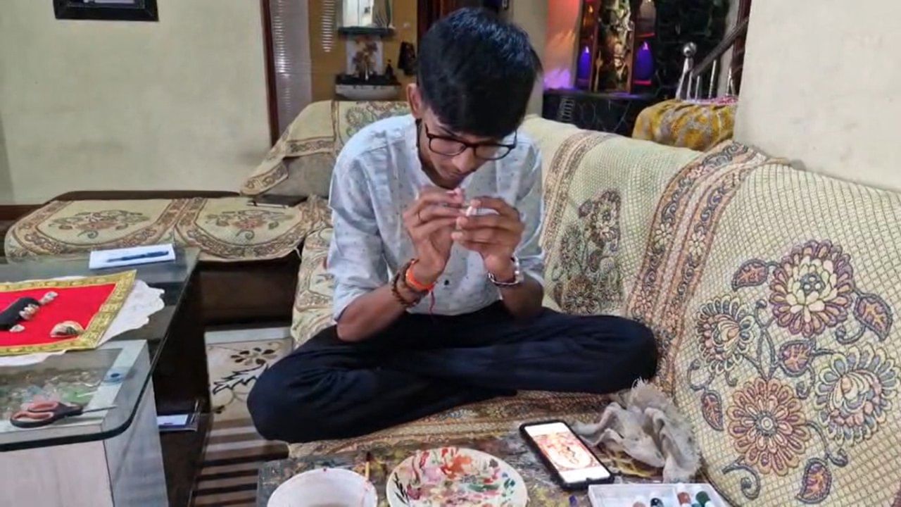 या कथेवर आधारित प्रेरणा घेऊनच पाटील यांनी ही प्रतिकृती साकारली आहे. अतिशय लहानशा कवडीवर देवींच्या प्रतिमा साकारून परंपरागत श्रद्धा आणि आधुनिक कला यांचा सुंदर संगम साधल्याबद्दल राजेश पाटील यांचे मोठे कौतुक होत आहे.