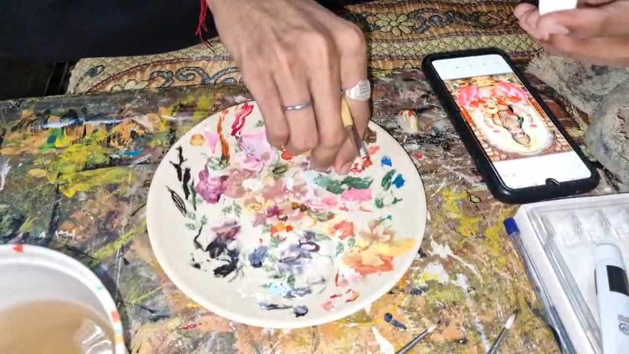 नवरात्रोत्सवाच्या पहिल्याच दिवशी नंदुरबार शहरातील चित्रकार राजेश भूपेंद्र पाटील यांनी साकारलेल्या एका खास आणि सूक्ष्म कलाकृतीने संपूर्ण महाराष्ट्राचे लक्ष वेधून घेतले आहे. देवीच्या अलंकारांमध्ये मानल्या जाणाऱ्या कवडीवर त्यांनी महाराष्ट्रातील साडेतीन शक्तीपीठांच्या देवींच्या प्रतिमा अतिशय कुशलतेने आणि जिवंतपणे रंगवल्या आहेत.