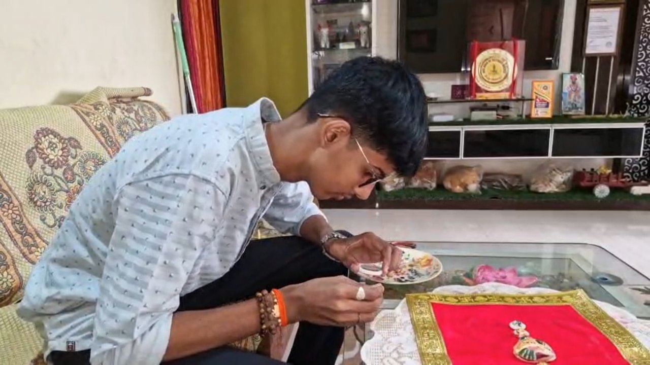 'कलर्स मराठी' वाहिनीवर सुरू असलेल्या 'आई तुळजाभवानी' या मालिकेतून त्यांना ही कलाकृती साकारण्याची प्रेरणा मिळाली. यानंतर त्यांनी या प्रतिमा साकारल्या.