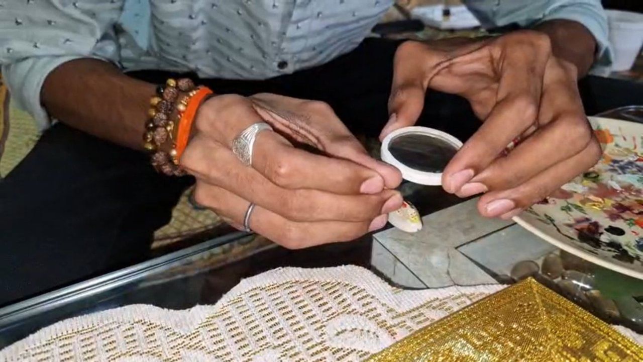 अवघ्या लहानशा कवडीवर हे सूक्ष्म चित्रण करण्यासाठी त्यांनी ऍक्रेलिक रंग, बारीक ब्रश आणि खास करून भिंगकाचेचा (मेग्निफायिंग ग्लास) वापर केला होता. एका कवडीवर मूर्ती साकारण्यासाठी त्यांना जवळपास दीड तासाचा कालावधी लागतो.