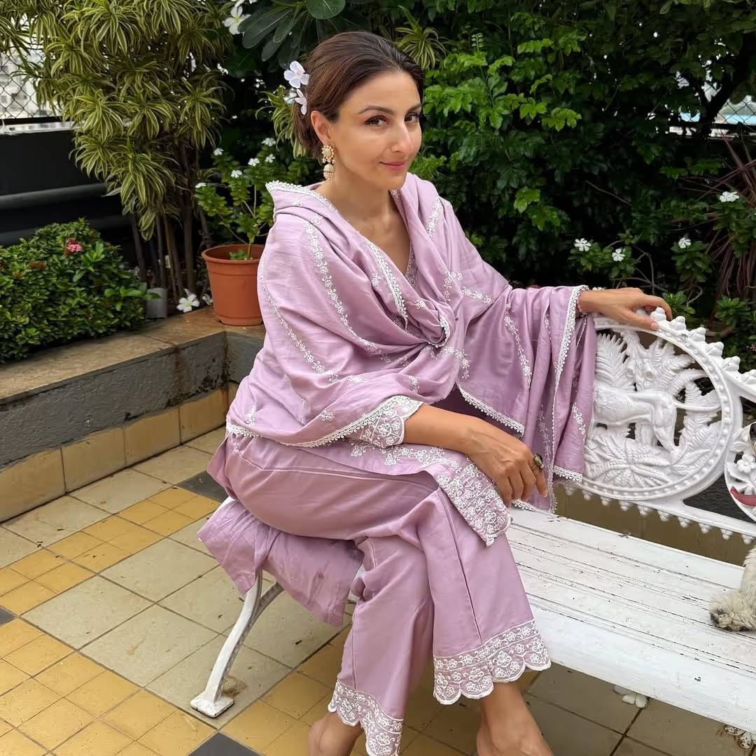 Hauterfly ला दिलेल्या एका लेटेस्ट इंटरव्यूमध्ये सोहाने सांगितलं की, तिची आई शर्मिला टागोर नेहमीच मोकळ्या विचारांची राहिली आहे. त्यांनी मुलांच्या निर्णयात कधी हस्तक्षेप केला नाही. 