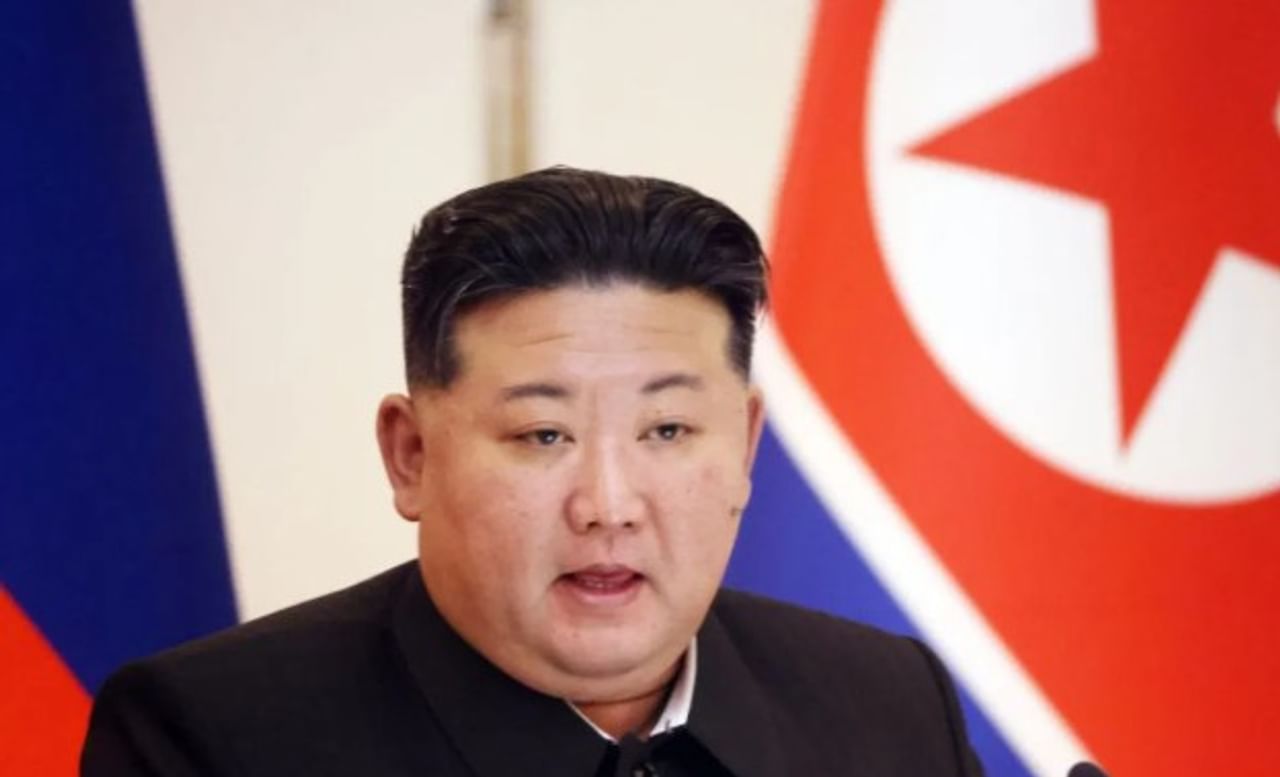 उत्तर कोरियाचा हुकूमशाहा किम जोंग उन कधी काय करेल हे सांगता येत नाही. त्याने आतापर्यंत असे काही फर्मान सोडलेले आहेत, ज्याच्यामुळे संपूर्ण जगच अवाक झालेले आहे. विशेष म्हणजे त्याचे शस्त्रांवर खूप प्रेम आहे. त्यामुळे त्याच्या एका निर्णयामळे जग युद्धाच्या खाईत लोटले जाते की काय? अशी चिंता व्यक्त केली जाते.