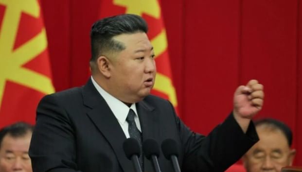 उत्तर कोरियाचा हुकुमशाहा किम जोंग ऊन कधी काय निर्णय घेईल हे सांगता येत नाही. त्यांनी याधी घेतलेल्या काही निर्णयांचे परिणाम संपूर्ण जगाला भोगावे लागलेले आहेत असे असतानाच आता एक मोठी माहिती समोर येत आहे. 