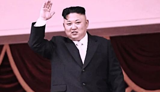 मिळालेल्या माहितीनुसार लवकरच किम जोंग ऊन तब्बल सहा वर्षांनंतर चीनच्या दौऱ्यावर जाणार आहेत. बुधवारी म्हणजेच 3 सप्टेंबरमध्ये बिजिंगमध्ये होणाऱ्या लष्कराच्या संचालनाला ते उपस्थित राहतील. चीनच्या या कार्यक्रमात एकूण 26 परदेशी नेते सहभागी होतील. यात रशियाचे राष्ट्राध्यक्ष व्लादीमीर पुतीन यांचाही समावेश असेल.