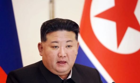 चीनला जाण्याआधी किम जोंग उन यांनी थेट लष्करासाठी शस्त्र बनवणाऱ्या कारखान्याची पाहमी केली आहे. या कारखान्यात जाऊन त्यांनी या शस्त्रांचे निरीक्षण केले आहे. या कारखान्यात काही क्षेपणास्त्रांचीही निर्मिती केली जाते.