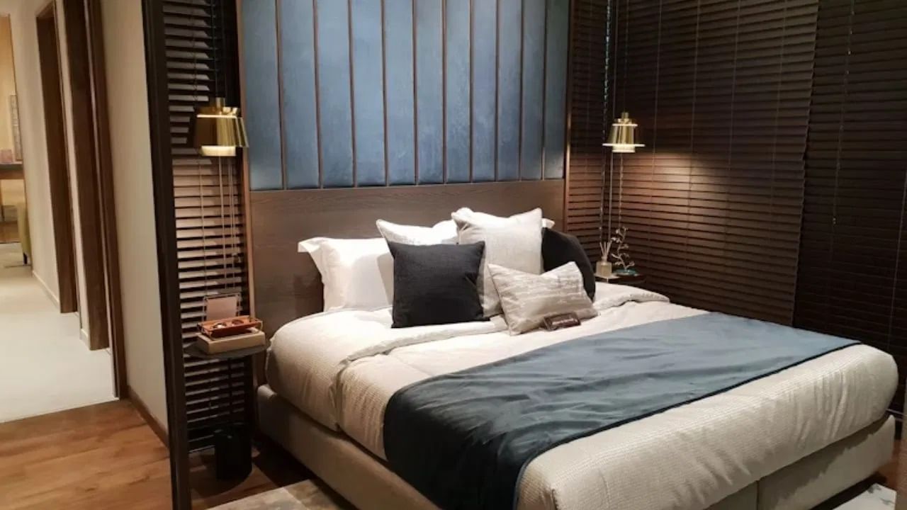 वास्तुशास्त्रानुसार, किचनमध्ये स्वयंपाक करताना निर्माण होणारी नकारात्मक ऊर्जा, जर ती बेडरूमसमोर असेल तर ती थेट बेडरूममध्ये प्रवेश करू शकते. ही नकारात्मक ऊर्जा कुटुंबातील सदस्यांच्या नातेसंबंधांवर आणि मानसिक स्थितीवर वाईट परिणाम करू शकते.