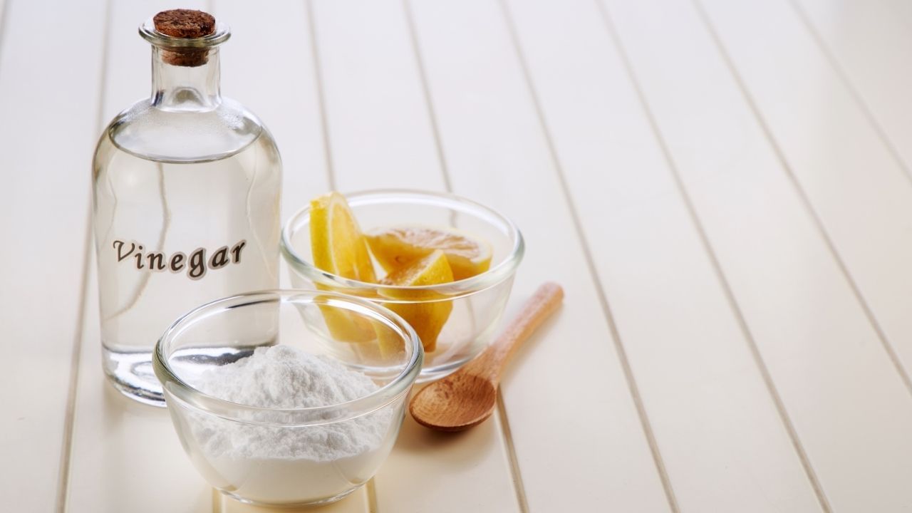 व्हिनेगर विशेषतः प्लास्टिकच्या कंटेनरवरील वास आणि चिकटपणा काढण्यासाठी प्रभावी आहे. एका भांड्यात कोमट पाणी आणि व्हिनेगर समान प्रमाणात किंवा गरजेनुसार एकत्र करा. हे व्हिनेगरचे द्रावण एका स्वच्छ कापडाच्या मदतीने सर्व कंटेनरच्या पृष्ठभागावर व्यवस्थित लावा. यानंतर स्क्रबरवर थोडे सौम्य डिटर्जंट लावा. त्यानंतर कंटेनर घासून स्वच्छ करा. व्हिनेगरमुळे भांड्यांवरील चिकटपणा कमी होण्यास मदत होईल.