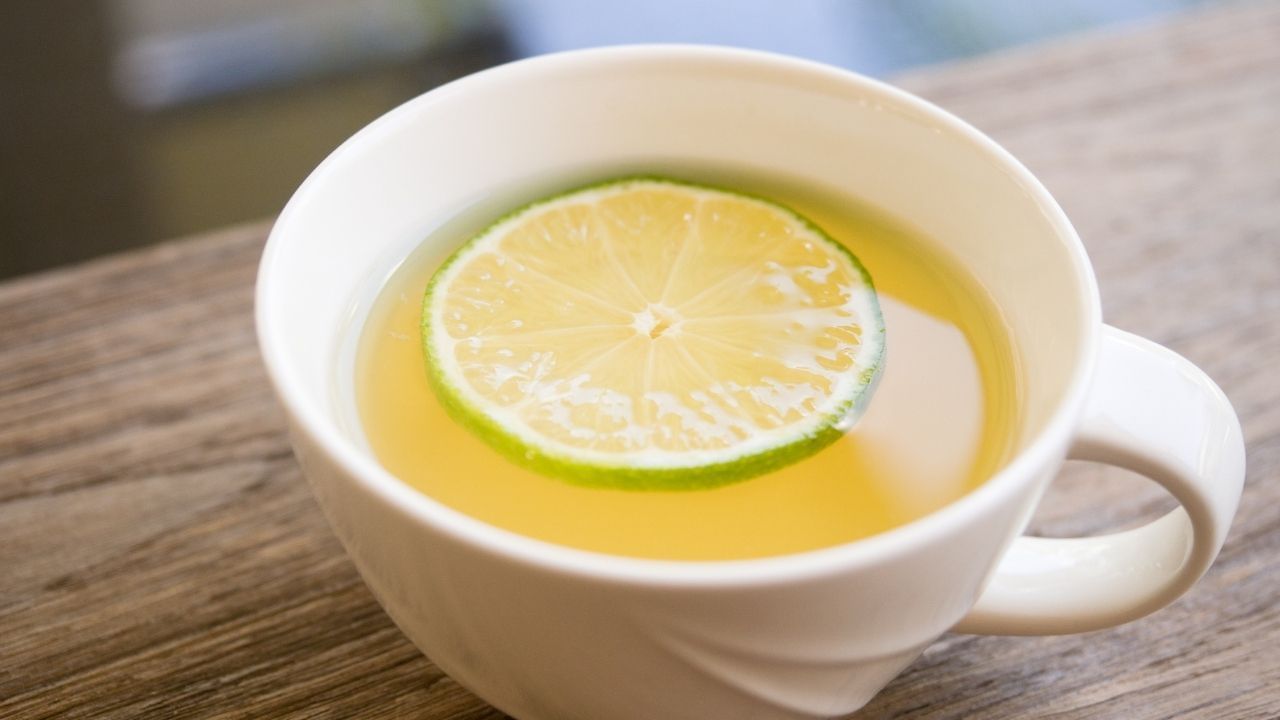 बेकिंग सोडा उपलब्ध नसल्यास, लिंबू आणि गरम पाणी हा नैसर्गिक आणि प्रभावी उपाय आहे. यासाठी एका बादलीत किंवा मोठ्या भांड्यात गरम पाणी घ्या. त्यात सुमारे दोन ते तीन लिंबांचा रस आणि थोडा साबण घाला. यानंतर घाणेरडे कंटेनर या द्रवात पूर्णपणे बुडवा आणि काही वेळ तसेच ठेवा. लिंबाच्या रसातील आम्ल (ऍसिड) असते. त्यामुळे चिकटपणा नाहीसा होतो. काही वेळाने कंटेनर बाहेर काढून नेहमीच्या पद्धतीने स्क्रबरने घासून स्वच्छ करा.