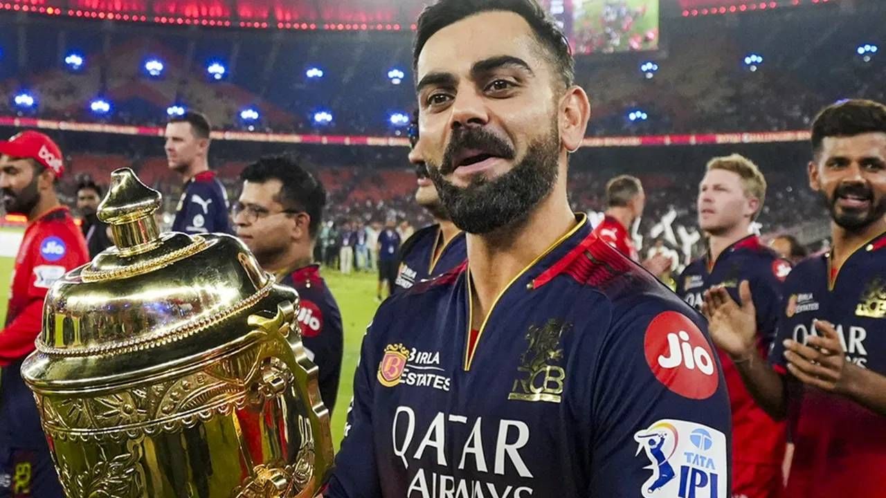 विराट कोहली म्हणालेला की, मी हॉटेलमध्ये रेस्टॉरंटमध्ये खायला जाऊ शकत नाही. हॉटेलच्या बाहेर जाणं दूर राहिलं, सर्वकाही आपल्या खोलीत ऑर्डर करावं लागतं. तिथेच बसून डिनर करावा लागतो. (PC-PTI)