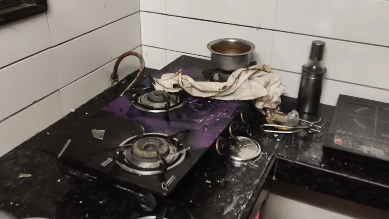 कोल्हापुरातील कळंबा येथील एलआयसी कॉलनीमध्ये घरगुती गॅस पाईपलाईनमुळे भीषण स्फोट झाला होता. या भीषण स्फोटात जखमी झालेल्या पाच वर्षांच्या प्रज्वल भोजनेचा आज उपचारादरम्यान मृत्यू झाला. यामुळे या दुर्घटनेतील मृतांची संख्या तीनवर पोहोचली आहे.