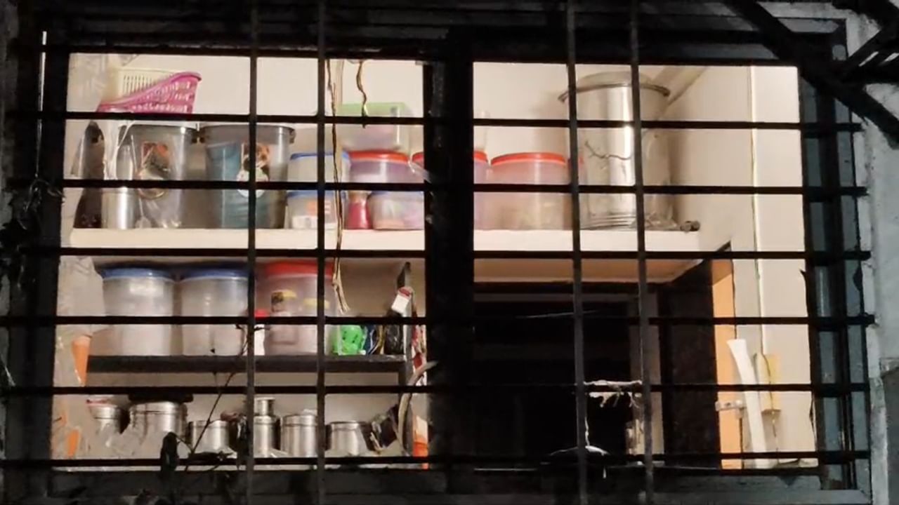 कोल्हापूर शहरामध्ये नुकताच थेट गॅस पाईपलाईनद्वारे गॅस पुरवठा सुरू करण्यात आला आहे. कळंबा येथील एलआयसी कॉलनीमध्येही ही नवी सुविधा नुकतीच सुरू झाली होती. २५ ऑगस्ट रोजी दुपारी याच कॉलनीतील शीतल भोजने यांच्या घरात अचानक मोठा स्फोट झाला.