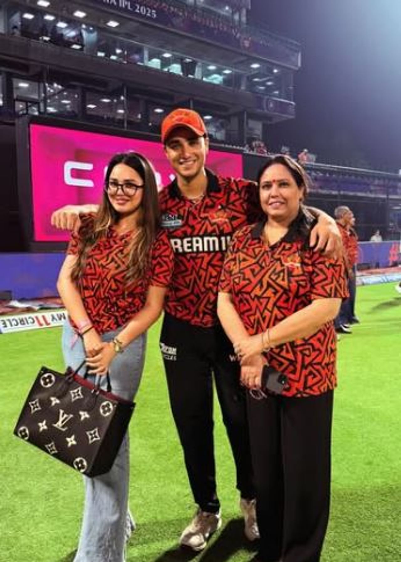 सध्या भारतासह संपूर्ण जगात भारताचा स्टारा क्रिकेटर अभिषेक शर्माचीच चर्चा होत आहे. भारत-पाकिस्तान यांच्यात झालेल्या सामन्यात अभिषेक शर्माने जोरदार फलंदाजी करत शानदार अर्धशतक झळकावले. त्याची सध्या सगळीकडे वाहवा होत आहे. 