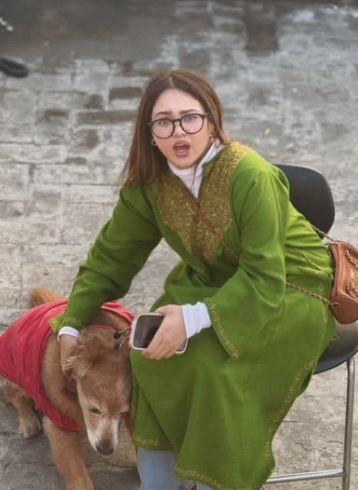 विशेष म्हणजे कोमलचे हार्दिक पांड्या, शुभमन गिल यांच्यासोबतही काही फोटो आहेत. विशेष म्हणजे कोमलने हॉस्पिटलमध्ये काम करत असतानाचेही काही फोटो सोशल मीडियावर अपलोड केलेले आहेत. तिच्या या फोटोंवर लाईक आणि कमेंट्सचा पाऊस पडतोय. 