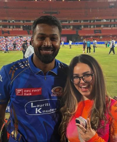 अभिषेक शर्मा फारच हँडसम दिसतो. त्याच्यावर आजघडाली कित्येक तरुणी फिदा आहेत. पाकिस्तानविरोधात खेळताना त्याने अर्धशतक झळकावल्यामुळे आता अभिषेकसोबतच त्याची बहीण कोमल शर्मा हिचीदेखील तेवढीच चर्चा होत आहे. 