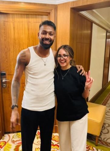 कोमल शर्मा ही एक डॉक्टर आहे. इन्स्टाग्रावर तिला लाखो लोक फॉलो करतात. तिच्या रुपाकडे पाहून काही नेटकरी कोमल ही सारा तेंडुलकरपेक्षाही सुंदर दिसते, अशा प्रतिक्रिया देत आहेत. 