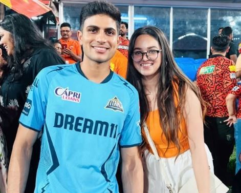 कोमल शर्मा सोशल मीडियावर सक्रिय आहे. ती तिच्या आयुष्यात नेमके काय चालले आहे आहे? हे आपल्या फॅन्सना इन्स्टाग्रामच्या माध्यमातून सांगत असते. कोमलचे तिचा भाऊ अभिषेक शर्मासोबत अनेक फोटो आहेत.