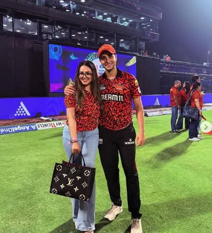 कोमल शर्मा आणि अभिषेक शर्मा