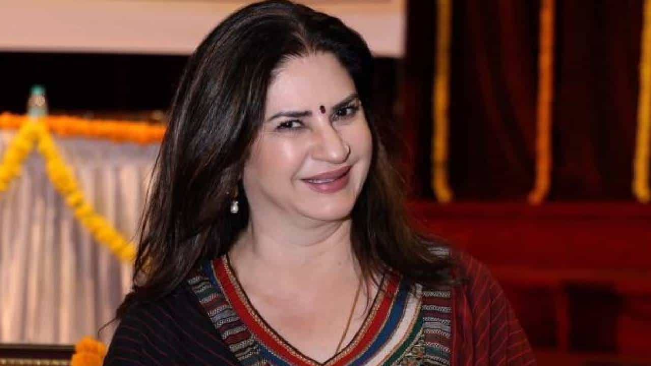 अभिनेत्री कुनिका सदानंदने 'बिग बॉस 19'मध्ये स्पर्धक म्हणून भाग घेतला आहे. या सिझनमध्ये ती पहिल्या एपिसोडपासूनच सोशल मीडियावर चर्चेत आहे. शोमधील एका स्पर्धकासोबत तिची चांगली मैत्री झाली आहे. आता कुनिकाच्या मुलाने त्यांच्या नात्यावर प्रतिक्रिया दिली आहे.