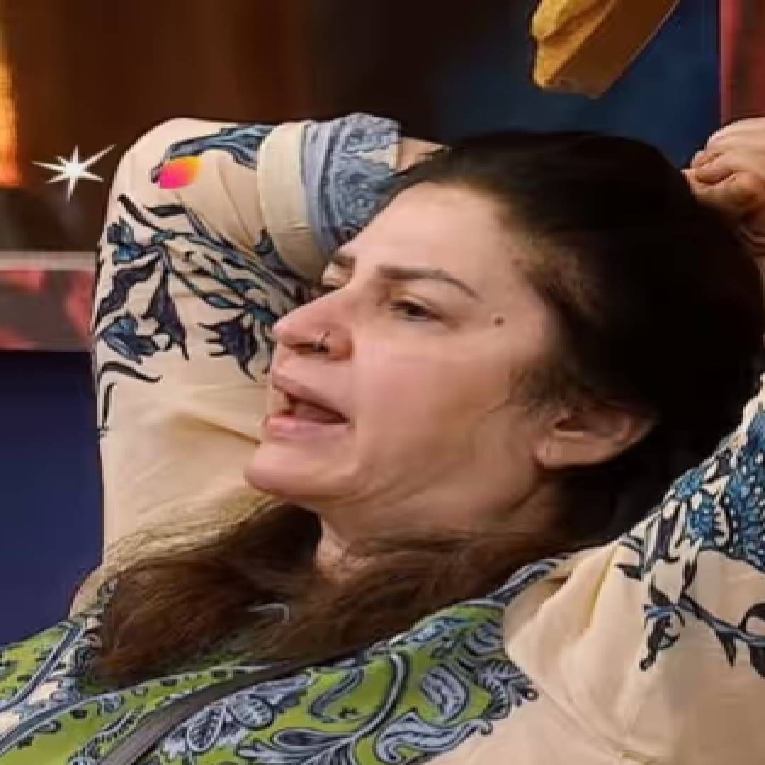 कुनिका हात जोडून रडण्याच नाटक करते. भांडताना फरहाना आपल्या भाषेची मर्यादा विसरुन जाते. 