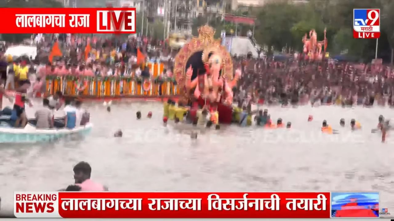 यावर्षी लालबागच्या राजाच्या विसर्जनासाठी गुजरातमध्ये एक अत्यंत अत्याधुनिक आणि मोठा तराफा बनवण्यात आला होता.