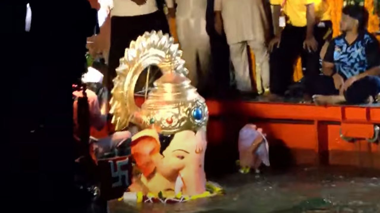 दरवर्षीप्रमाणे यंदाही लालबागच्या राजाच्या चरणी लाखो भाविक दर्शनासाठी पोहोचले होते. काही लोक नवस करण्यासाठी तर काही लोक नवस फेडण्यासाठी आले होते.   