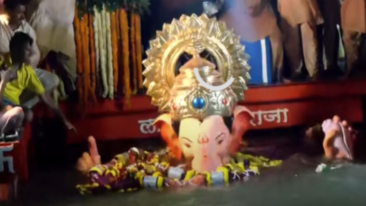 आज रात्री विसर्जन होताना भाविकांनी गिरगाव चौपाटीवर मोठी गर्दी केली होती. यावेळी भाविकांनी गणपती बाप्पा मोरया, पुढच्या वर्षी लवकर या अशा घोषणा दिल्या. 