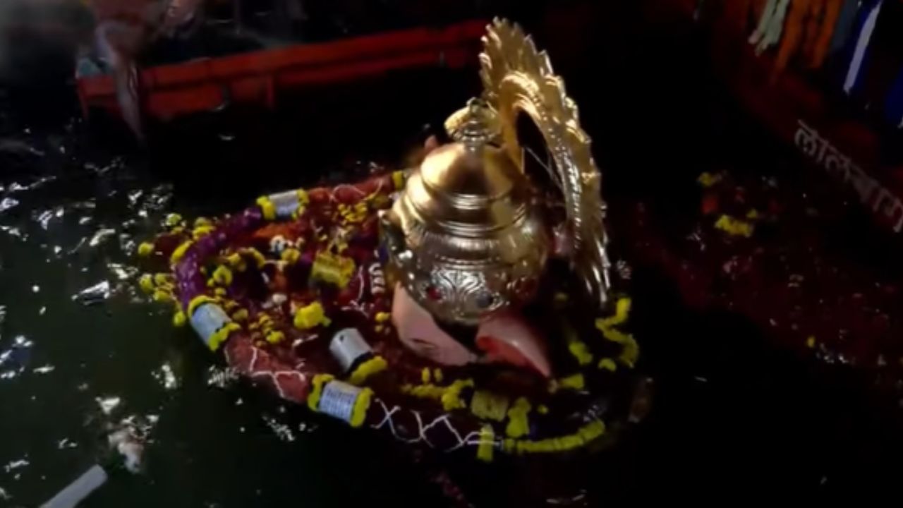 यंदा राज्यासह देशातील वेगवेगळ्या सेलिब्रेटींनीही लालबागच्या राजाचे दर्शन घेतले. यात सिने कलाकार, राजकीय नेते यांचा समावेश होता. 