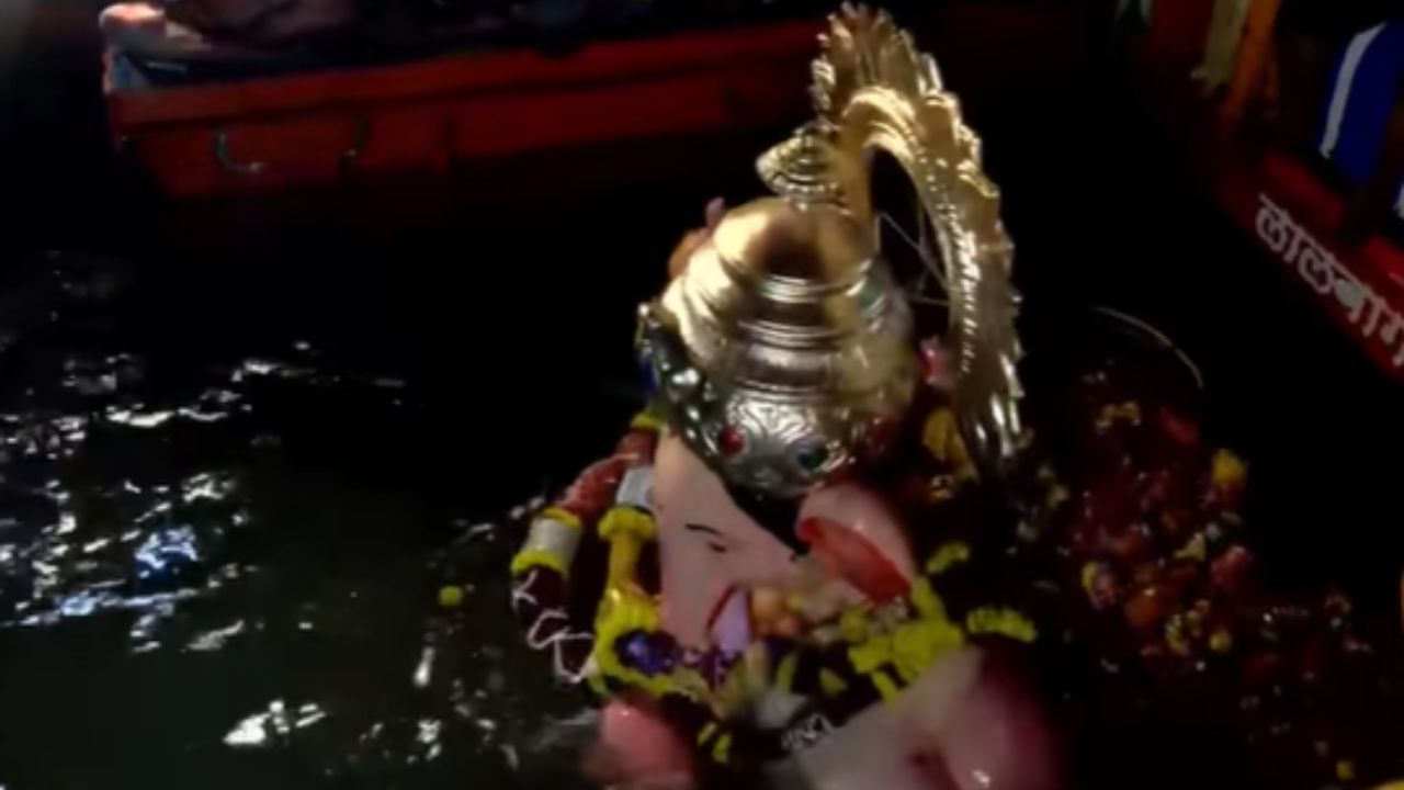 मुंबईतील सर्वात लोकप्रिय असणाऱ्या लालबागचा राजाचे अखेर विसर्जन झाले आहे. आज सकाळी समुद्राला भरती आल्यामुळे विसर्जनाला उशिर झाला होता. मात्र आता 9 वाजून 10 वाजता लालबागच्या राजाचे विसर्जन झाले आहे. 