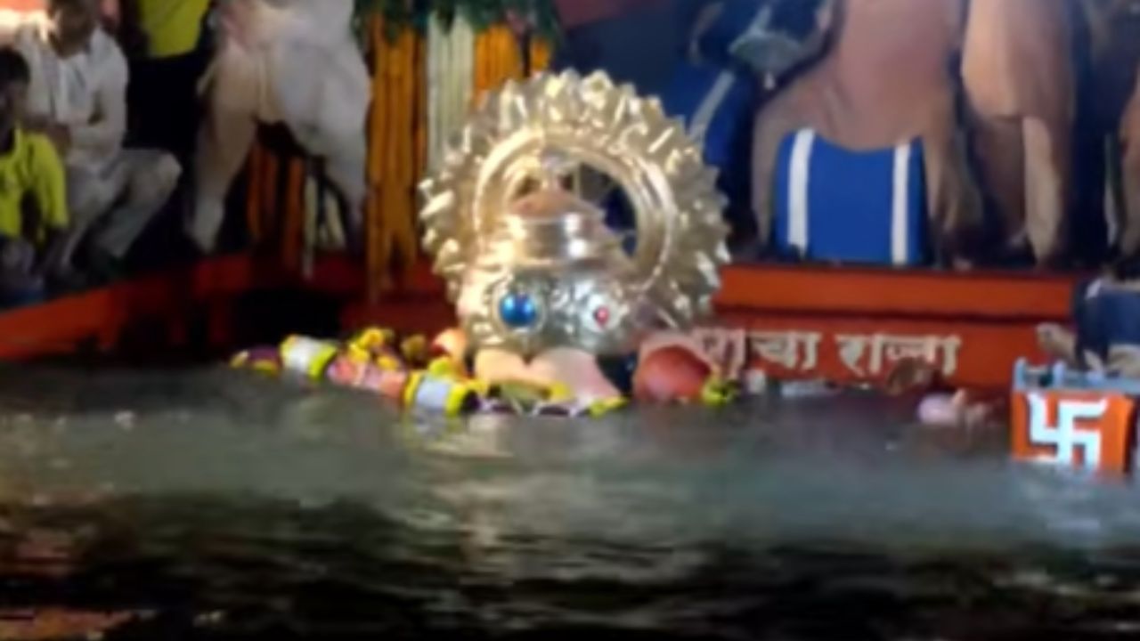 दरवर्षी, सकाळच्या वेळी लालबागच्या राजाचे विसर्जन होत असते, मात्र यंदा या विसर्जनाला समुद्राला उशीर झाला. त्यामुळे आज दिवसभर भाविक बाप्पााच्या दर्शनाला पोहोचत होते. 