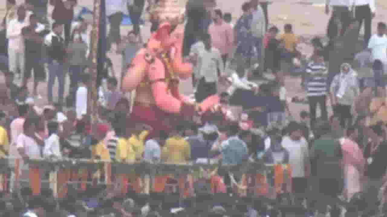 लालबागच्या राजाची मूर्ती तराफ्यावर चढवण्यात यश