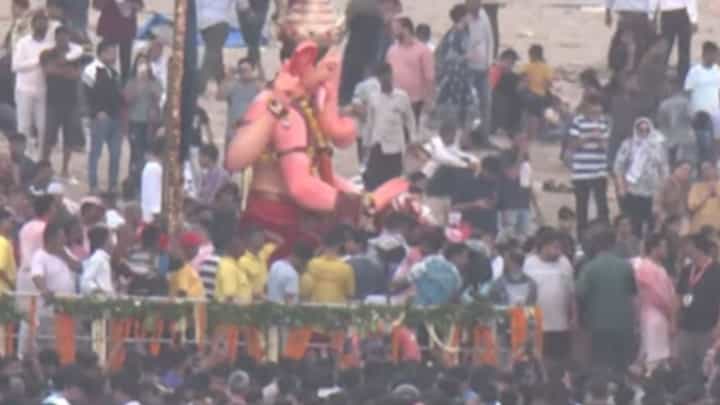 लालबागच्या राजाची मूर्ती तराफ्यावर चढवण्यात यश लालबागच्या राजाची मूर्ती तराफ्यावर चढवण्यात यश