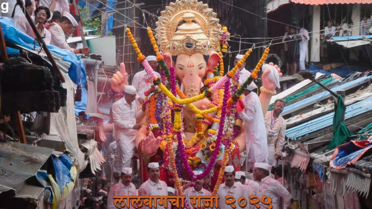 दरवर्षीप्रमाणे यंदाही मुंबईतील गणपती विसर्जन सोहळा मोठ्या थाटामाटात सुरु आहे. त्यातच असंख्य लोकांचे श्रद्घास्थान असलेल्या लालबागचा राजा गणपती विसर्जन सोहळ्याला सुरुवात झाली आहे. लालबागचा राजाला निरोप देण्यासाठी भक्तांचा जनसागर उसळला आहे.
