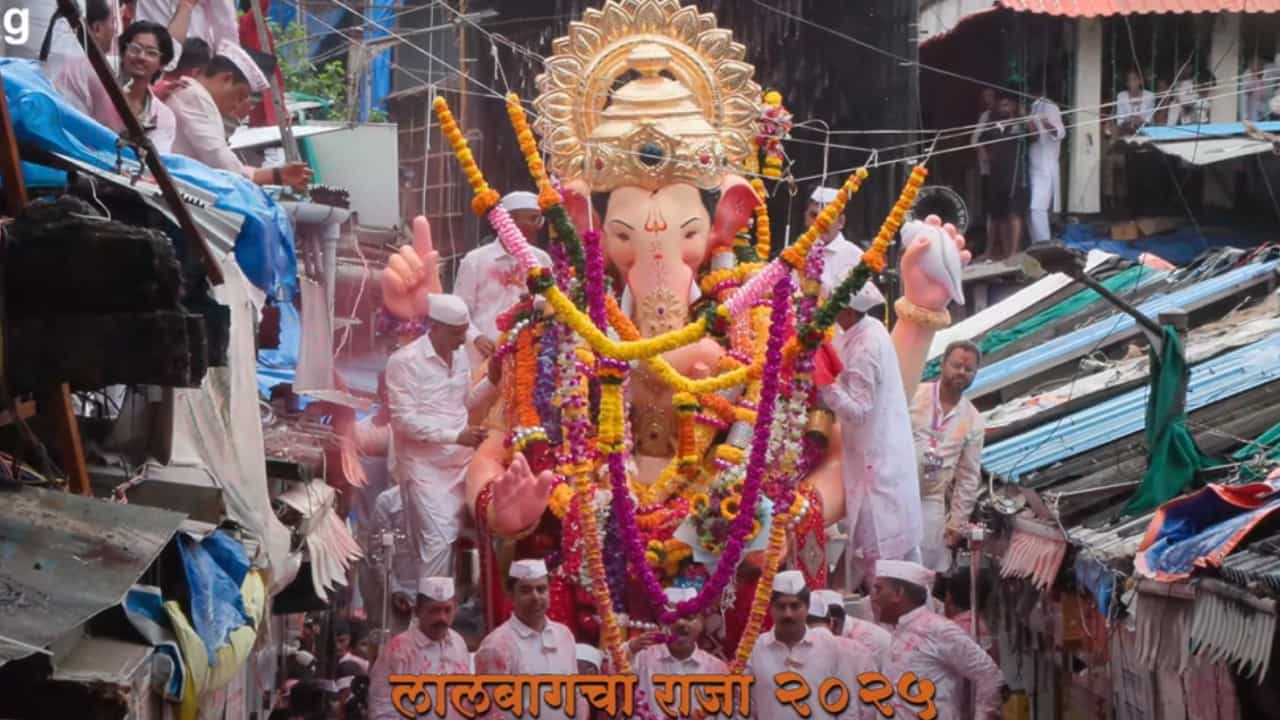 दरवर्षीप्रमाणे यंदाही मुंबईतील गणपती विसर्जन सोहळा मोठ्या थाटामाटात सुरु आहे. त्यातच असंख्य लोकांचे श्रद्घास्थान असलेल्या लालबागचा राजा गणपती विसर्जन सोहळ्याला सुरुवात झाली आहे. लालबागचा राजाला निरोप देण्यासाठी भक्तांचा जनसागर उसळला आहे.