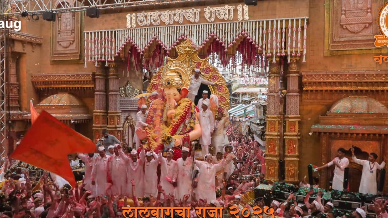 लालबागच्या राजाचे दर्शन घ्यायचं राहिलंय! मग ही अखेरची संधी चुकवू नका, वेळ फक्त लक्षात ठेवा नाहीतर...!! लालबागच्या राजाचे दर्शन घ्यायचं राहिलंय! मग ही अखेरची संधी चुकवू नका, वेळ फक्त लक्षात ठेवा नाहीतर...!!