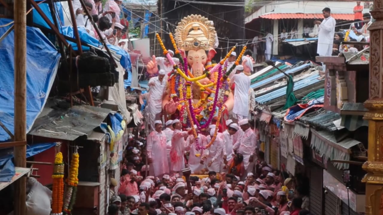 लालबागच्या राजाची मूर्ती मंडपातून बाहेर येतानाचे दृश्य डोळ्यांचे पारणे फेडणारे होते. यावेळी फुलांचे आणि नोटांचे भव्य हार बाप्पाला अर्पण करण्यात आले होते. ज्यामुळे बाप्पाची छबी अधिकच मनमोहक दिसत होती.