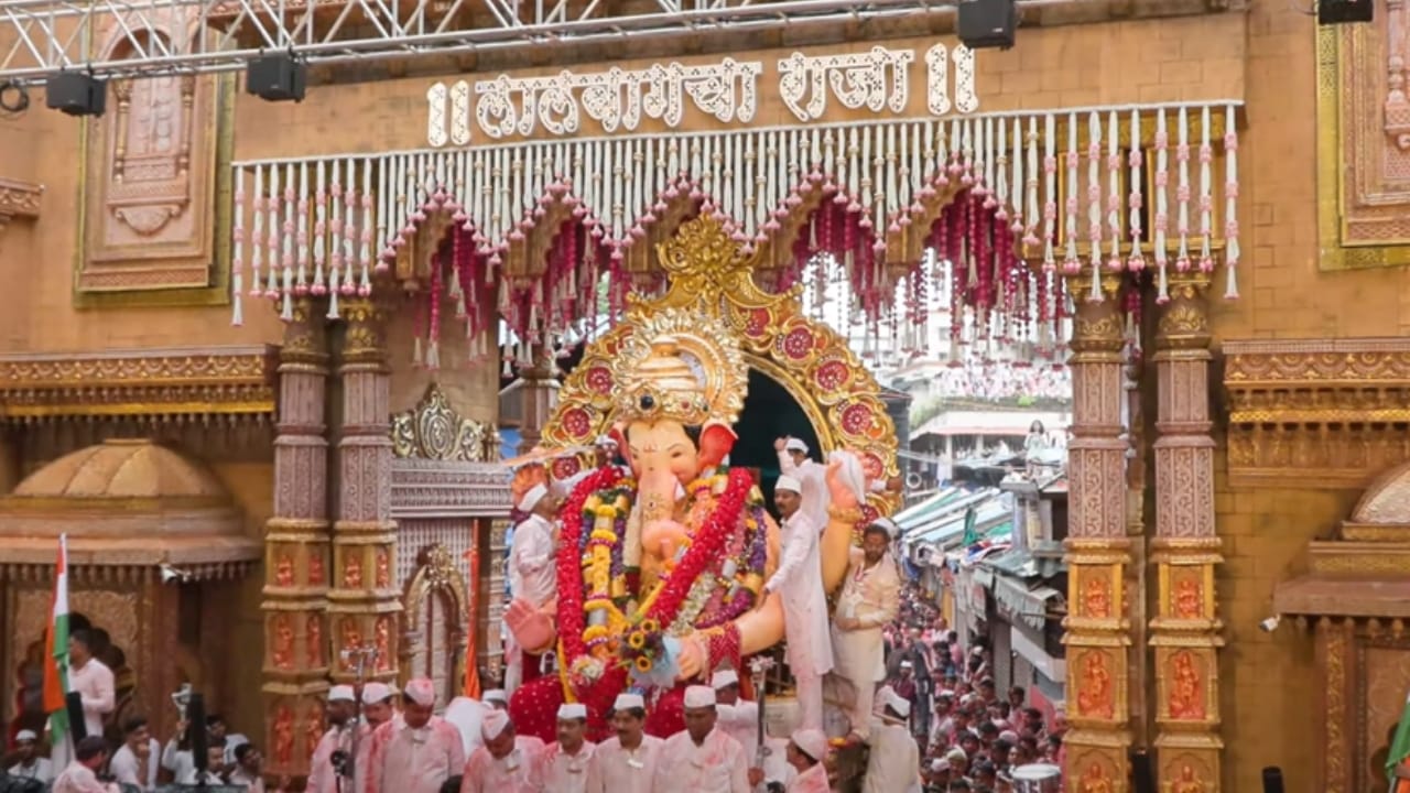 सध्या लालबागच्या राजाची शाही मिरवणूक सुरू झाली आहे. लालबागचा राजा आपल्या भव्य कमानीतून बाहेर पडल्यानंतर 'ही शान कोणाची... लालबागच्या राजाची' अशा घोषणांनी परिसर दुमदुमून गेला.