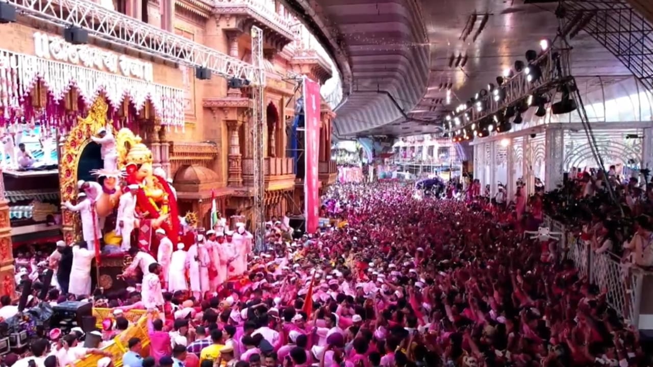 दिमाख ऐसा निराळा, शानही तुझी रे न्यारी, उधळीत गुलाल आभाळी, रंगली गणेश नगरी, ढोल ताशाचा नाद निनादला, आला रे लालबागचा राजा... या गाण्याच्या ओळीप्रमाणेच सध्या लालबागमधील वातावरण पाहायला मिळत आहे.