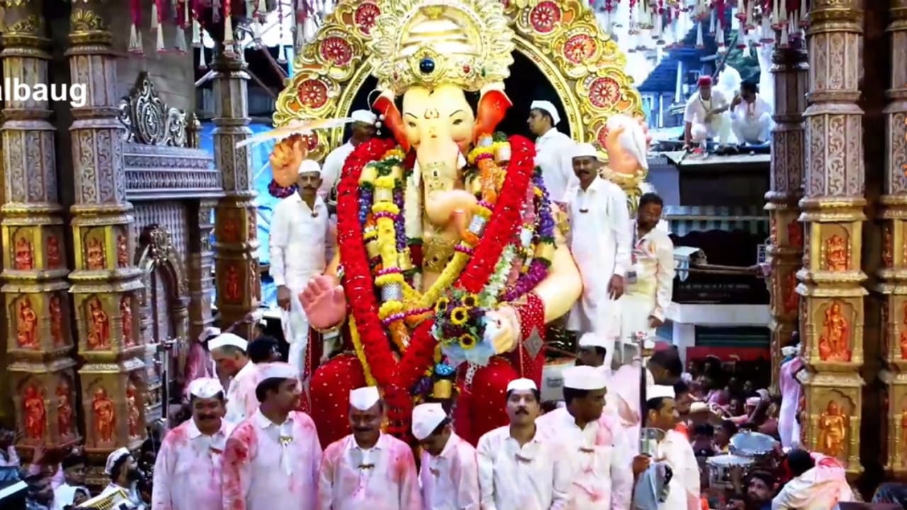 यावेळी ढोल-ताशांचा गजर आणि गुलालाची उधळण करण्यात आली. त्यामुळे वातावरणात एक नवचैतन्य पाहायला मिळाले. आपल्या लाडक्या लालबाग राजाला निरोप देताना मंडळाचे कार्यकर्ते आणि अनेक भक्त भावूक झाले होते.