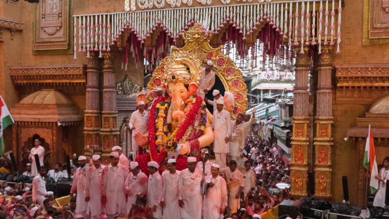 लालबाग राजाचे विसर्जन हे गिरगाव चौपाटीवर केले जाणार आहे. यावेळी रस्त्यात ठिकठिकाणी बाप्पाचे स्वागत करण्यासाठी हजारो भाविक उभे असल्याचे पाहायला मिळत आहे. उद्या पहाटेपर्यंत बाप्पा गिरगाव चौपाटीवर पोहोचेल. यानंतर त्याला भावपूर्ण निरोप दिला जाईल.