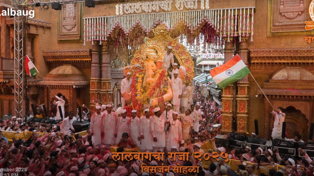 लालबागच्या राजाला निरोप देण्यासाठी आणि त्याला अखेरचा निरोप देण्यासाठी हजारो भाविकांनी मंडपाभोवती गर्दी केली होती. गणपती बाप्पा मोरया, पुढच्या वर्षी लवकर या जयघोषाने अवघा परिसर दुमदुमून गेला.