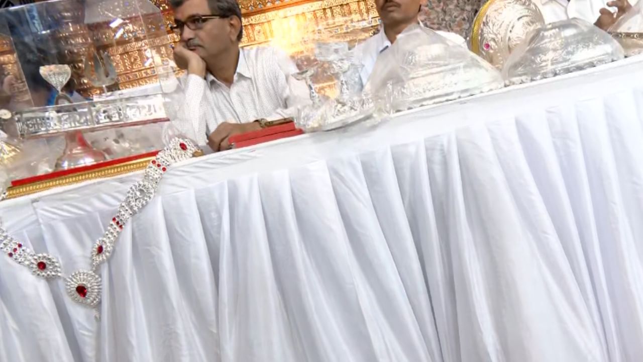 यंदा लालबाग राजाच्या चरणी अर्पण केलेल्या वस्तूंमध्ये बॅट, गदा, चांदीचे मोदक, लहान – मोठी समई, चांदीचा उंदीर, सोन्याचा मोदक, रत्नजडित चांदीचा लांब हार इत्यादींचा समावेश होता. ही लिलाव प्रक्रिया रात्री १० पर्यंत सुरु होती. हा लिलाव पाहण्यासाठी आसपासच्या नागरिकांनी गर्दी केली आहे.